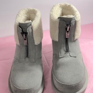 Kookaburra by Ugg. Gray leatherwhite fur and zippers. NWOT. Great Condition.